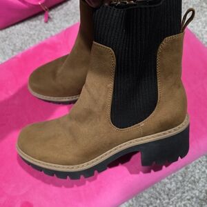 Elegant Tan Ankle Boots with Black Detailing